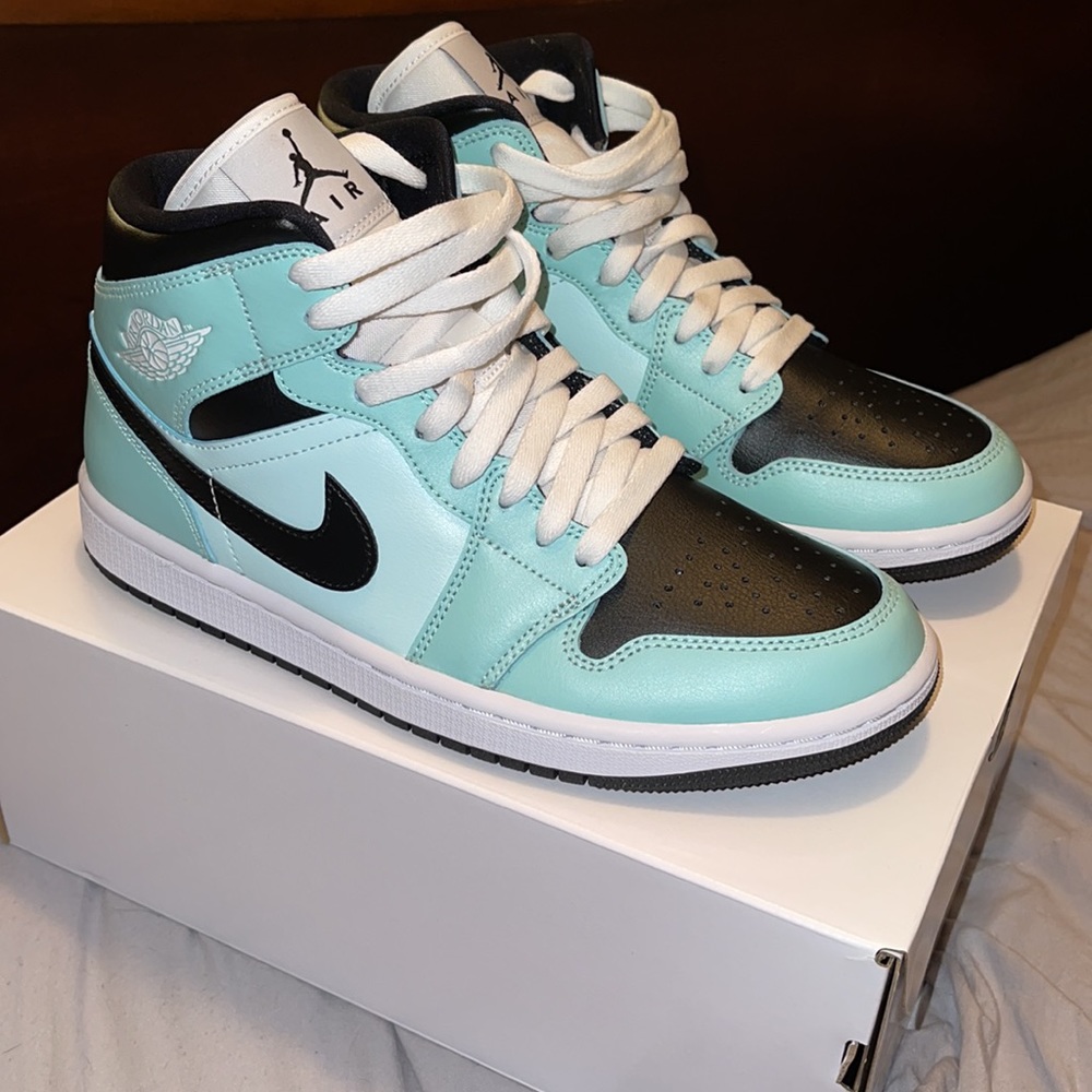 Tiffany’s Blue Air Jordan 1 Mid 2021